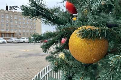 В Ізмаїлі встановлюють новорічну ялинку: фото В Ізмаїлі встановлюють новорічну ялинку: фото