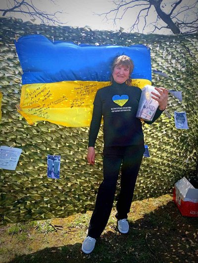 "Поки не закінчиться війна, я не покину волонтерство" — житомирянка плете маскувальні сітки для військових "Поки не закінчиться війна, я не покину волонтерство" — житомирянка плете маскувальні сітки для військових