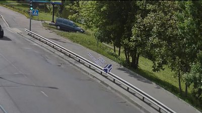 Їздив автомобілем по пішохідних доріжках у Гідропарку: чоловіка оштрафували в Рівному