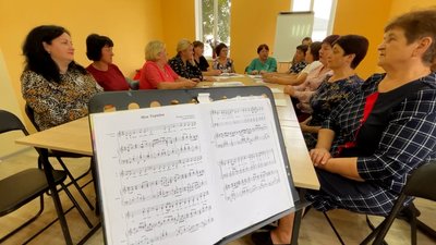 Хор, волонтерство та дитяче дозвілля: жителі Нової Басані на Чернігівщині збираються у приміщенні місцевої бібліотеки Хор, волонтерство та дитяче дозвілля: жителі Нової Басані на Чернігівщині збираються у приміщенні місцевої бібліотеки