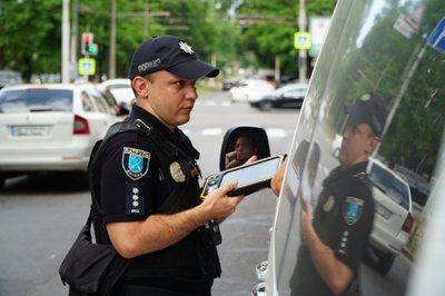 У Дніпрі поліція провела рейд, аби виявити водіїв, які не пропускають автівки "швидкої" У Дніпрі поліція провела рейд, аби виявити водіїв, які не пропускають автівки "швидкої"