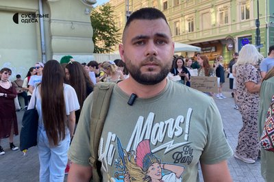 Одесити вдруге вийшли на акцію проти підписання законопроєкту про послаблення НАБУ та САП Одесити вдруге вийшли на акцію проти підписання законопроєкту про послаблення НАБУ та САП