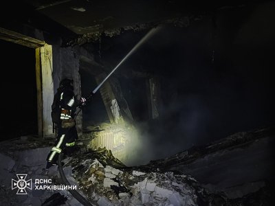Рятувальник гасить пожежу, що виникла після російських ударів по навчальному закладу у Підсередньому Великобурлуцької громади, 9 грудня 2025 року Рятувальник гасить пожежу, що виникла після російських ударів по навчальному закладу у Підсередньому Великобурлуцької громади, 9 грудня 2025 року