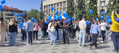 День Європи: в Ужгороді провели акцію "Рука до руки за нашу Європу"