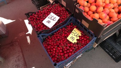 Ціни та попит на черешню в Рівному: що кажуть продавці та покупці