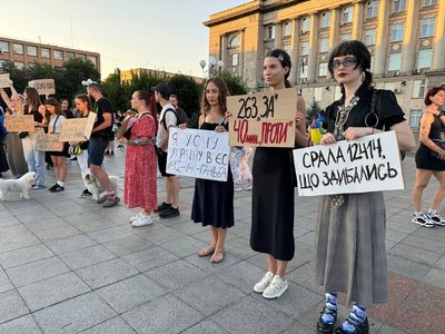Черкасці зібралися на акцію протесту через обмеження повноважень НАБУ І САП Черкасці зібралися на акцію протесту через обмеження повноважень НАБУ І САП