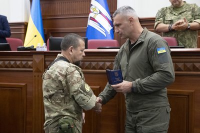 Київрада нагородила 30 військових за захист України Київрада нагородила 30 військових за захист України