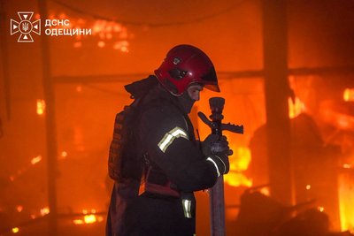 Уночі РФ атакувала промислове підприємство та гаражний кооператив на Одещині Уночі РФ атакувала промислове підприємство та гаражний кооператив на Одещині