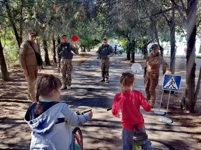 Велоурок на знання ПДР. Поліцейські провели практичний урок для дітей з Херсонщини Велоурок на знання ПДР. Поліцейські провели практичний урок для дітей з Херсонщини