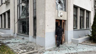 У Держпромі у Харкові вилетіли вікна та вітражі після авіаудару поблизу 8 листопада У Держпромі у Харкові вилетіли вікна та вітражі після авіаудару поблизу 8 листопада