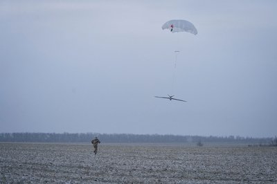 Військовослужбовець 25 бригади ЗСУ біжить на посадку розвідувального безпілотника SHARK