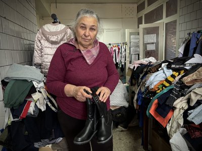Одяг безкоштовно для переселенців і місцевих: як працює «Шафа доброти» на Буковині Одяг безкоштовно для переселенців і місцевих: як працює «Шафа доброти» на Буковині
