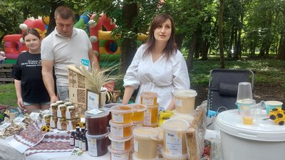 Люди цікавились гречаним, липовим, акацієвим та медом із різнотрав'я Люди цікавились гречаним, липовим, акацієвим та медом із різнотрав'я