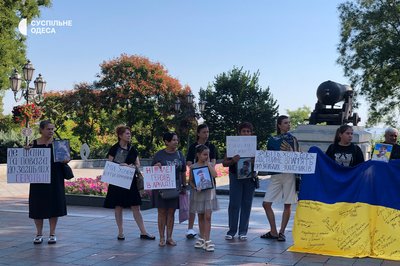 "Де алея героїв?": в Одесі родичі загиблих військових вийшли на акцію "Де алея героїв?": в Одесі родичі загиблих військових вийшли на акцію