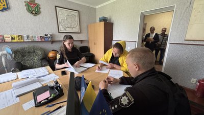 "Бджоли б’ються в конвульсіях": у двох селах Кіровоградщини загинули 32 мільйони бджіл "Бджоли б’ються в конвульсіях": у двох селах Кіровоградщини загинули 32 мільйони бджіл