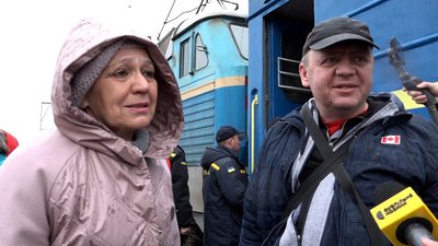 На Житомирщину із районів бойових дій евакуаційним потягом приїхали 26 переселенців На Житомирщину із районів бойових дій евакуаційним потягом приїхали 26 переселенців