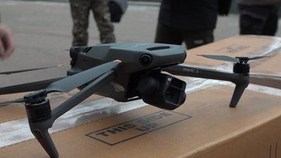 У Житомирі волонтери передали військовим ЗСУ системи для скидання боєприпасів з дронів У Житомирі волонтери передали військовим ЗСУ системи для скидання боєприпасів з дронів