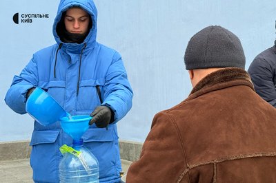 Кияни занурюються у крижану воду: 6 січня відзначається Водохреще Кияни занурюються у крижану воду: 6 січня відзначається Водохреще
