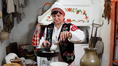 "Кулінарний спадок": рецепт східних млинців і потравки від господині зі Злазного на Рівненщині "Кулінарний спадок": рецепт східних млинців і потравки від господині зі Злазного на Рівненщині