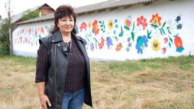 «Роблю, як підказує моє серце»: на Вінниччині вчителька прикрашає село українським орнаментом «Роблю, як підказує моє серце»: на Вінниччині вчителька прикрашає село українським орнаментом