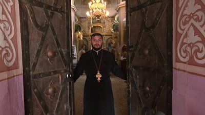 Настоятель храму Юрій Пивоварчук Настоятель храму Юрій Пивоварчук