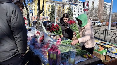 Тюльпани, троянди, нарциси: як у Черкасах працює квітковий ярмарок