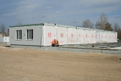 Монтаж будівлі дитячого садочка в Овручі з модульних конструкцій, які доставили з Естонії Монтаж будівлі дитячого садочка в Овручі з модульних конструкцій, які доставили з Естонії