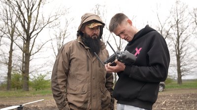 Заміняє двох людей та техніку: як фермери Черкащини використовують агродрон Заміняє двох людей та техніку: як фермери Черкащини використовують агродрон