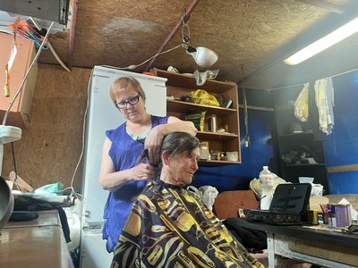 Соцпрацівниця підстригає жительку П'ятницького Печенізької громади Валентину Решетіленко, червень 2026 року Соцпрацівниця підстригає жительку П'ятницького Печенізької громади Валентину Решетіленко, червень 2026 року