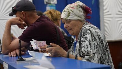 Пенсіонерів з Білопілля возять автобусом в інше місто за пенсіями Пенсіонерів з Білопілля возять автобусом в інше місто за пенсіями