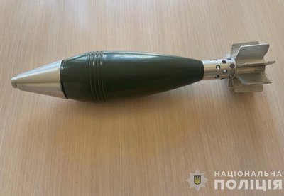 Приніс на уроки макет міни: в Ужгороді поліція евакуювала із школи учнів і вчителів Приніс на уроки макет міни: в Ужгороді поліція евакуювала із школи учнів і вчителів