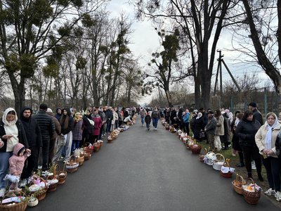 Віряни святять великодні кошики біля храму Воскресіння Христового ПЦУ у місті Гайсин Віряни святять великодні кошики біля храму Воскресіння Христового ПЦУ у місті Гайсин