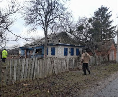 Пошкоджені вікна, будинки, лінії електропередач. У Цвітному на Кіровоградщині ліквідовують наслідки дронової атаки Пошкоджені вікна, будинки, лінії електропередач. У Цвітному на Кіровоградщині ліквідовують наслідки дронової атаки