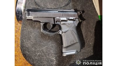На Чернігівщині правоохоронці вилучили у чоловіка зброю, набої та наркотики