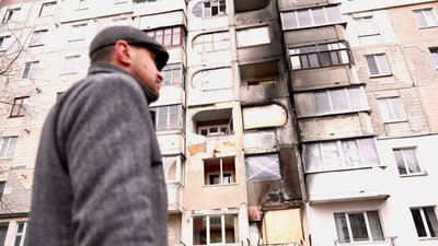 Василь Куць, священник, обгорілий будинок Василь Куць, священник, обгорілий будинок