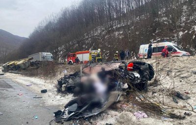 Загинуло двоє людей: на Закарпатті сталася смертельна ДТП за участі двох вантажівок та автомобіля Загинуло двоє людей: на Закарпатті сталася смертельна ДТП за участі двох вантажівок та автомобіля