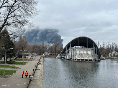 Уламки ракети на дитячому майданчику. Армія РФ атакувала середмістя Дніпра: що відбувається на місці обстрілу Уламки ракети на дитячому майданчику. Армія РФ атакувала середмістя Дніпра: що відбувається на місці обстрілу