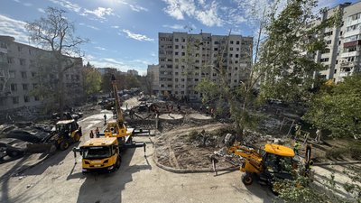 «Рятувальники побачили – рука стирчить»: що розповіли місцеві про ракетний обстріл Кременчука «Рятувальники побачили – рука стирчить»: що розповіли місцеві про ракетний обстріл Кременчука