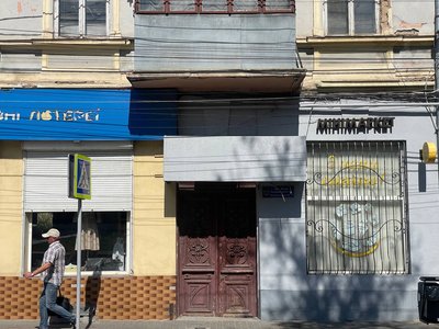 В історичній частині Чернівців зроблять ремонт двох парадних дверей