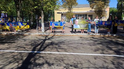 «Віримо, надіємось, чекаємо, кохаємо»: в Олександрівці вийшли на акцію на підтримку безвісти зниклих і полонених «Віримо, надіємось, чекаємо, кохаємо»: в Олександрівці вийшли на акцію на підтримку безвісти зниклих і полонених