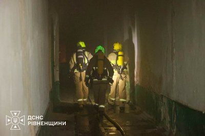 Загорілася виробнича будівля у Рівному: вогонь пошкодив обладнання