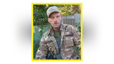 На Чернігівщині попрощались з бійцями Володимиром Синявським, Олександром Падуном та Іваном Бочаровим На Чернігівщині попрощались з бійцями Володимиром Синявським, Олександром Падуном та Іваном Бочаровим