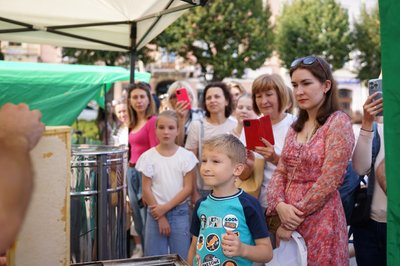 У Чернівцях триває фестиваль меду і травʼяного чаю: фоторепортаж У Чернівцях триває фестиваль меду і травʼяного чаю: фоторепортаж