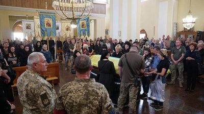 У Мукачеві попрощалися з полеглим захисником Романом Матвіївим У Мукачеві попрощалися з полеглим захисником Романом Матвіївим