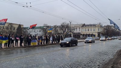 "Не мовчи. Полон вбиває". У Кропивницькому відбувся автопробіг на підтримку військовополонених "Не мовчи. Полон вбиває". У Кропивницькому відбувся автопробіг на підтримку військовополонених
