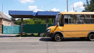 "Сидять на бордюрах і пеньках": жителі мікрорайону в Кропивницькому просять встановити лавки "Сидять на бордюрах і пеньках": жителі мікрорайону в Кропивницькому просять встановити лавки