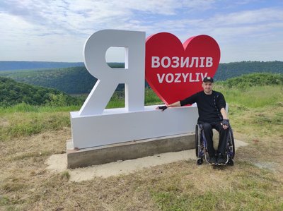 Знак "Я люблю Возилів", волонтер Іван Джердж