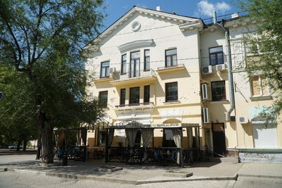 "Ми хочемо, щоб люди не боялися". У Нікополі на Дніпропетровщині попри обстріли працює ресторан "Ми хочемо, щоб люди не боялися". У Нікополі на Дніпропетровщині попри обстріли працює ресторан