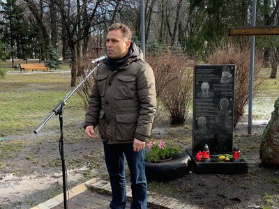 У Маріїнському парку Києві вшанували пам'ять Героїв Небесної Сотні У Маріїнському парку Києві вшанували пам'ять Героїв Небесної Сотні