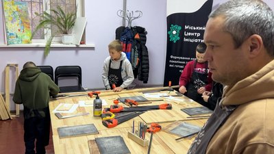 "Вони віддають найдорожче — час із батьком": як на Черкащині працює майстерня для дітей воїнів "Вони віддають найдорожче — час із батьком": як на Черкащині працює майстерня для дітей воїнів